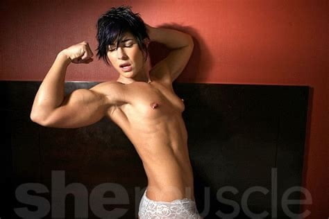 Hermosas mujeres fuertes
 #92196692