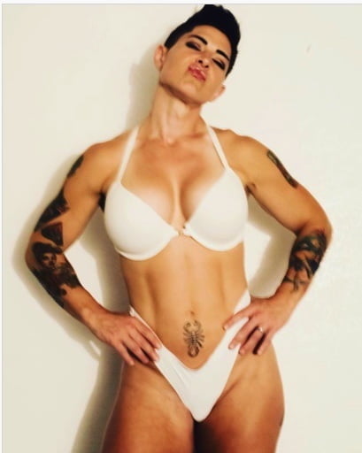 Hermosas mujeres fuertes
 #92196851