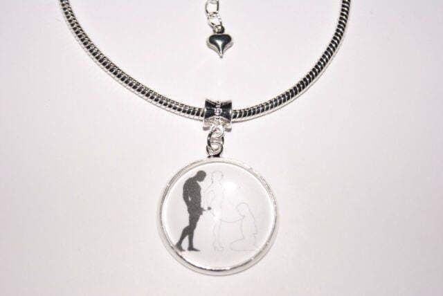 Schöner Schmuck für heiße Ehefrauen
 #97179898