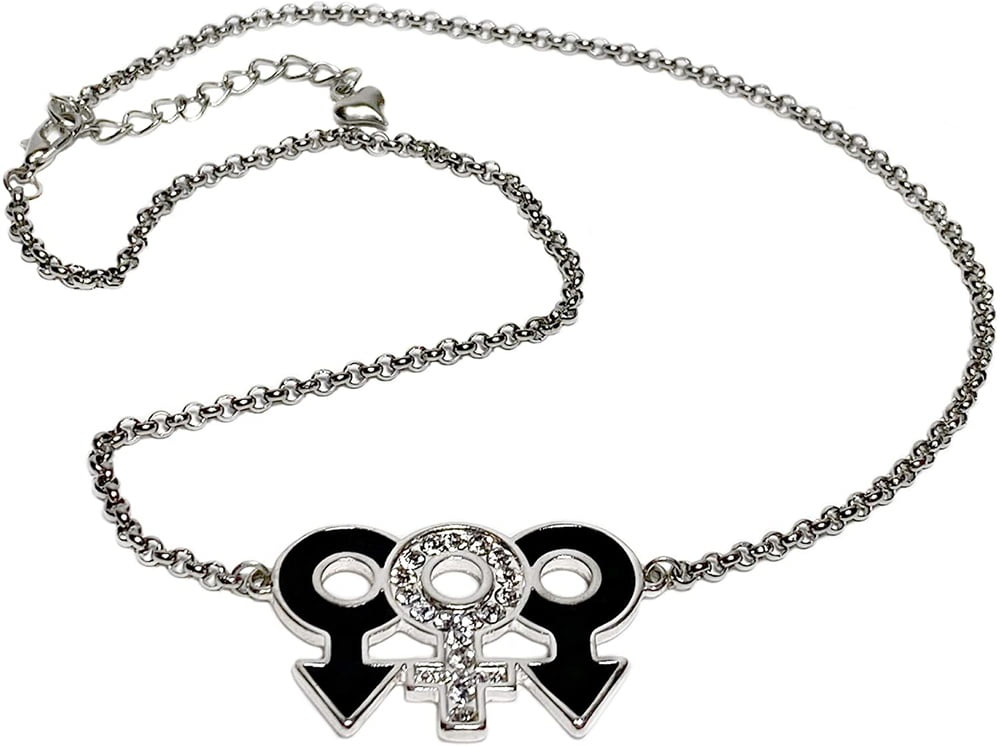 Schöner Schmuck für heiße Ehefrauen
 #97179911