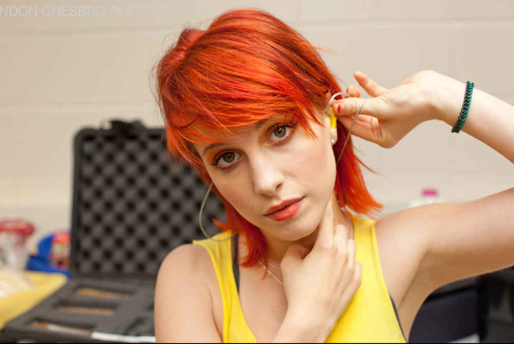 Hayley williams just begging for it volume 2 (en anglais)
 #102934879