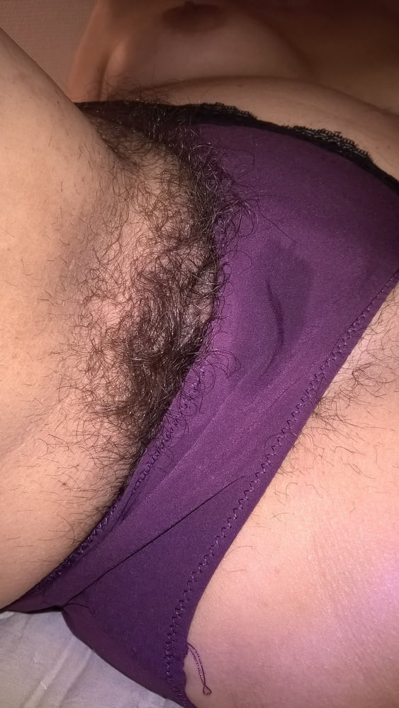 Peludo esposa húmeda en bragas de color púrpura
 #106751662