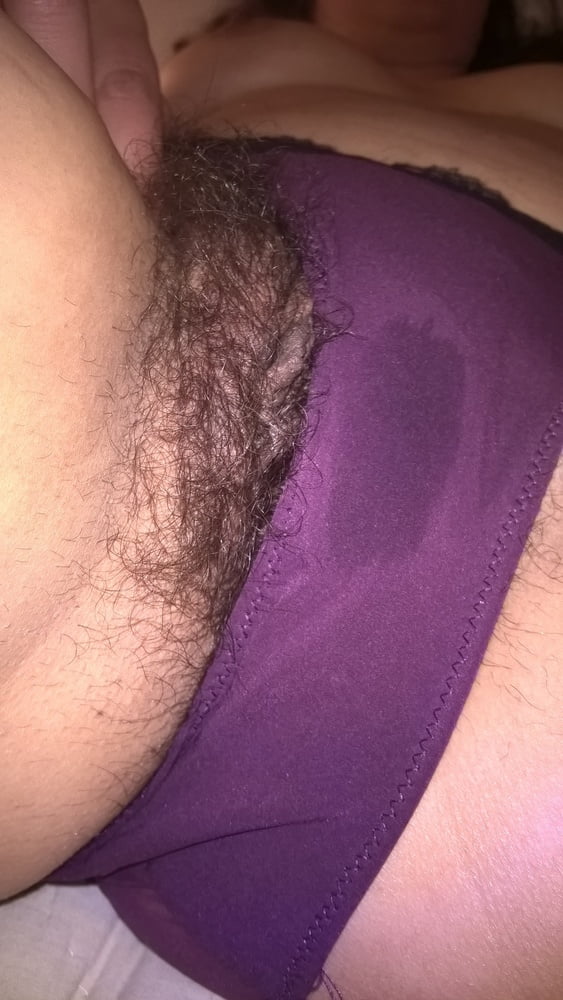 Peludo esposa húmeda en bragas de color púrpura
 #106751663