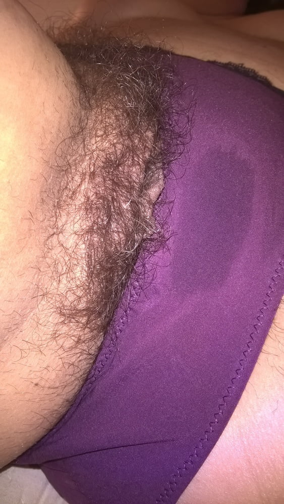 Peludo esposa húmeda en bragas de color púrpura
 #106751664
