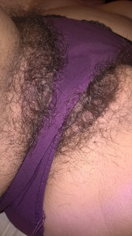 Peludo esposa húmeda en bragas de color púrpura
 #106751665