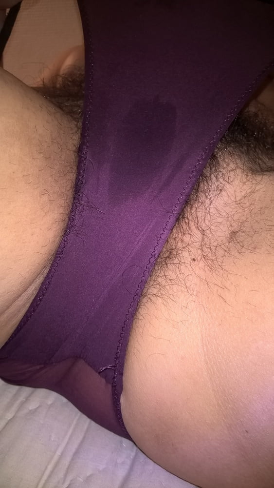 Peludo esposa húmeda en bragas de color púrpura
 #106751667