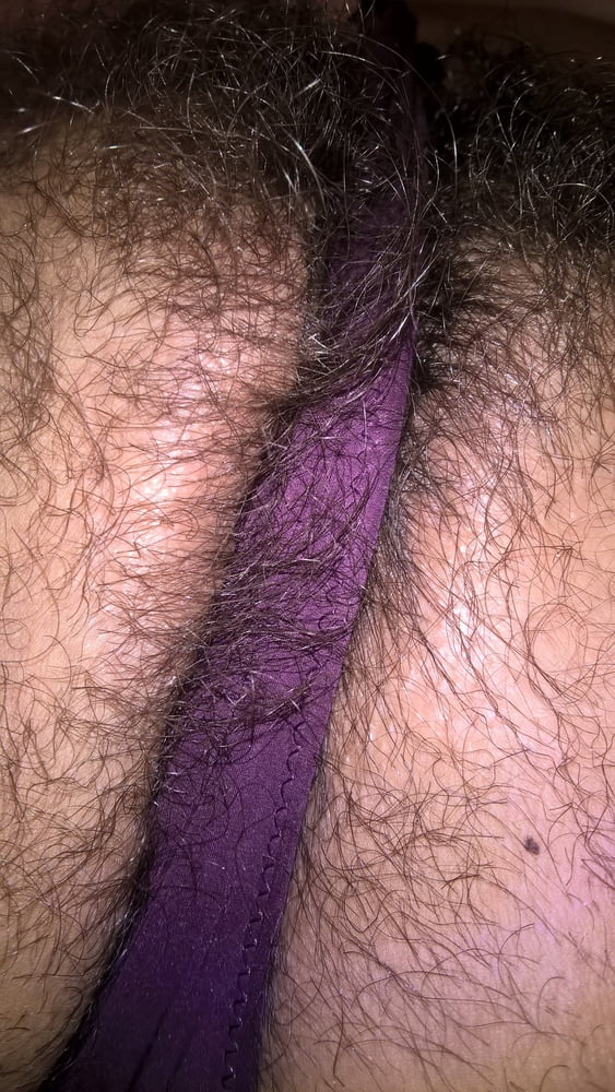 Peludo esposa húmeda en bragas de color púrpura
 #106751671