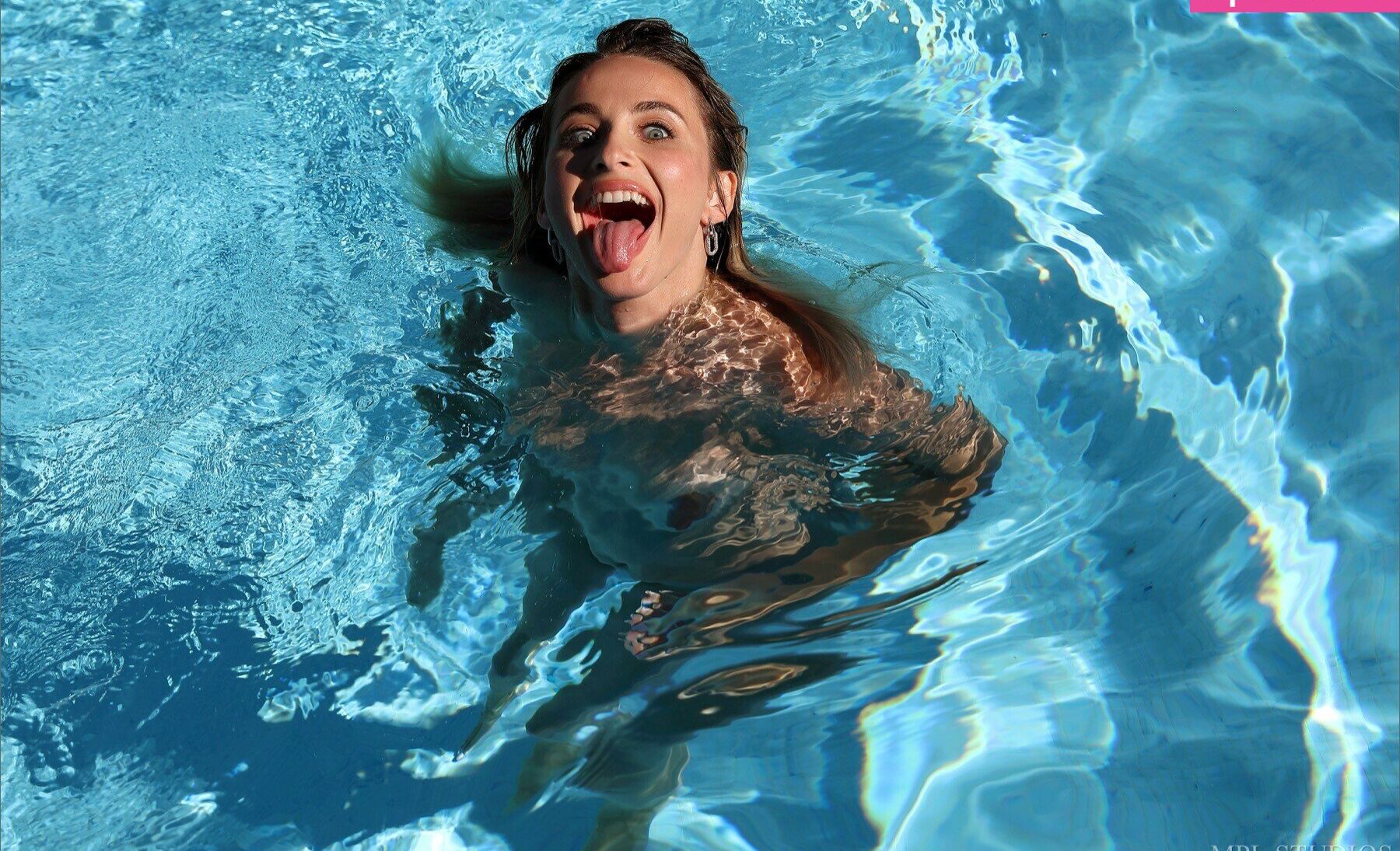 Cara Mell desnuda #108955318