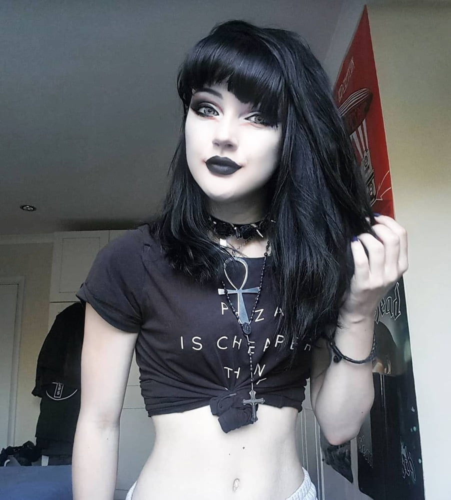 Goth edgy egirls alt
 #106401501
