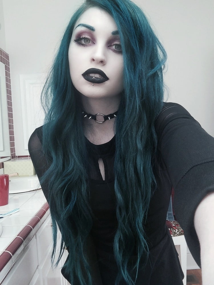 Goth edgy egirls alt
 #106401504