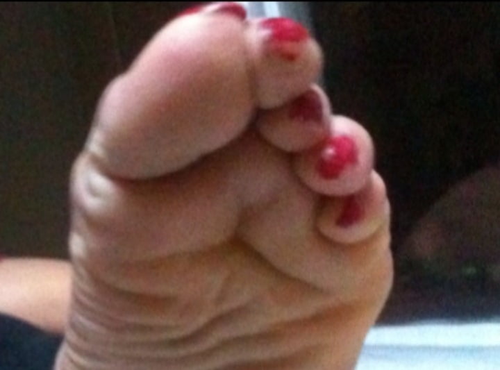 Usado uñas rojas, y suelas pies después de un día en la playa
 #106839544