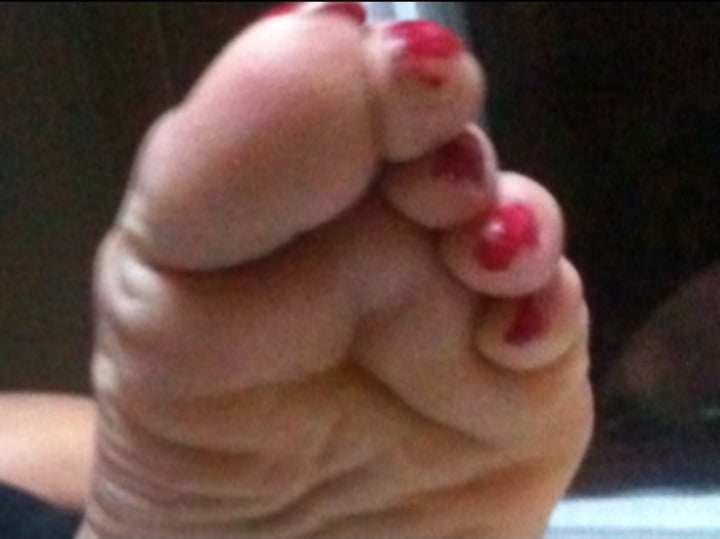 Usado uñas rojas, y suelas pies después de un día en la playa
 #106839547