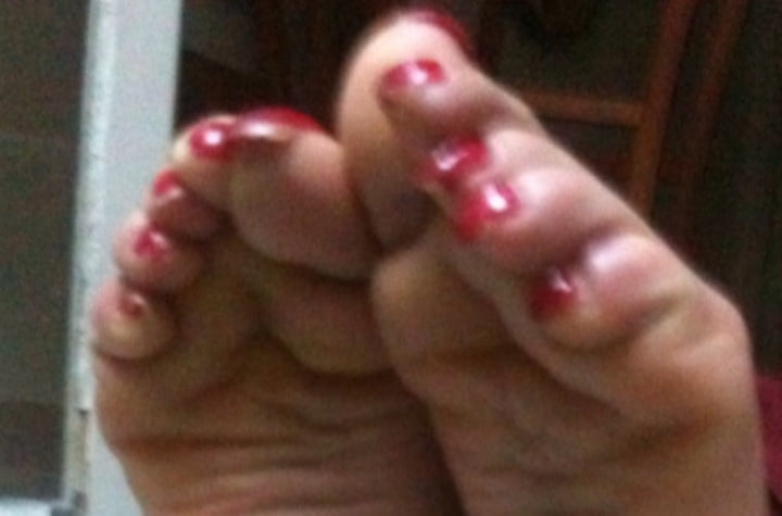 Usado uñas rojas, y suelas pies después de un día en la playa
 #106839557