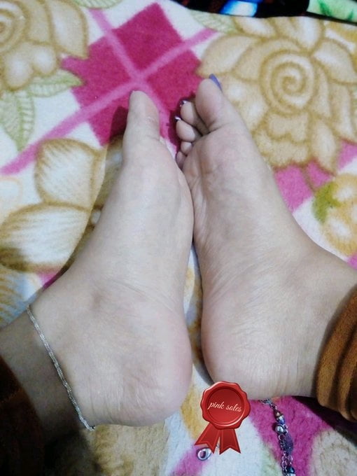 Suelas rosas diosa de los pies india
 #102761158