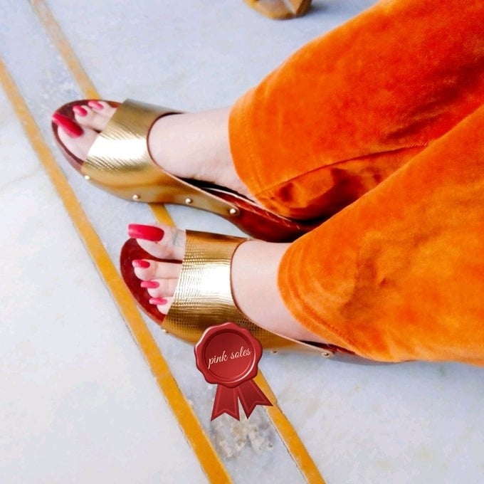 Suelas rosas diosa de los pies india
 #102761206