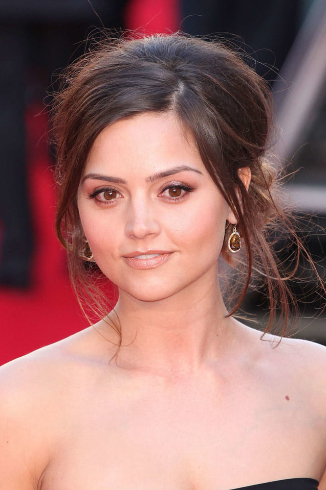 Jenna Coleman zieht viele süße Gesichter 2
 #97835179