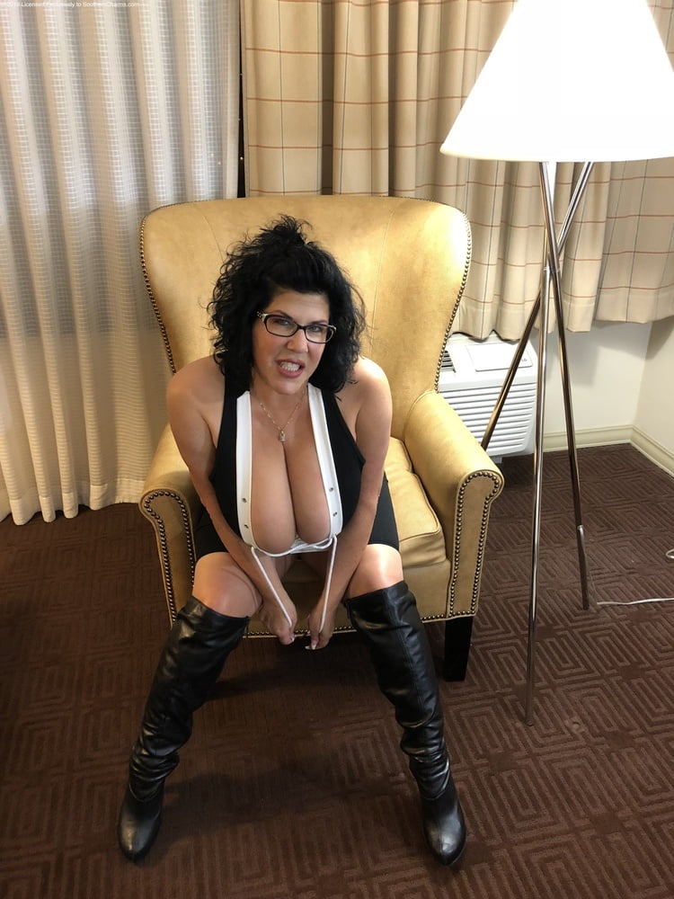 Milfs & gilfs con botas no.7
 #103343618