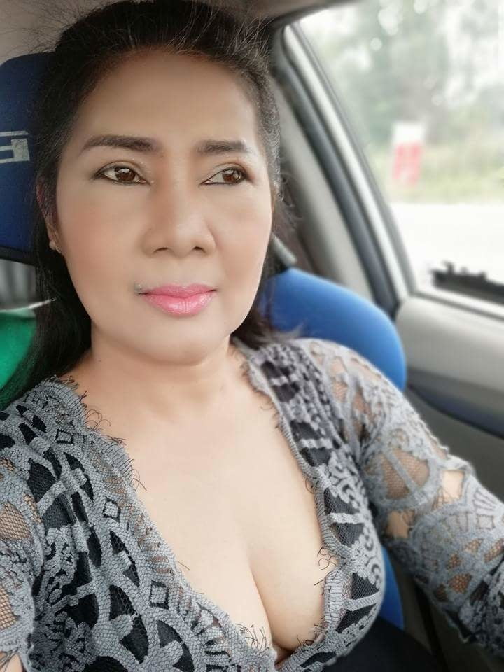 Ibu cantik tetek besar
 #81408281