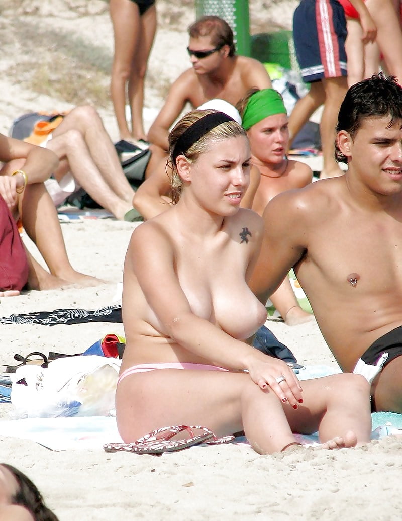 Topless de plage nue
 #106667594