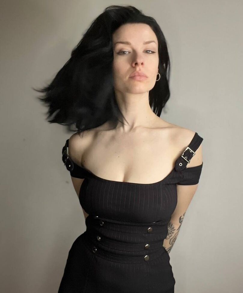 Innervus desnuda #108289728