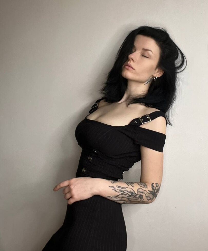 Innervus desnuda #108289734