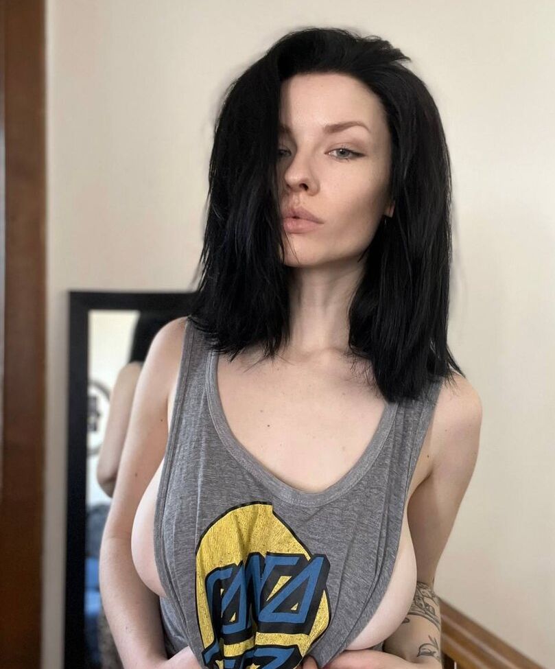 Innervus desnuda #108289743