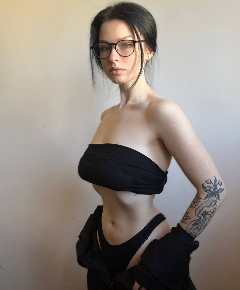 Innervus desnuda #108289758