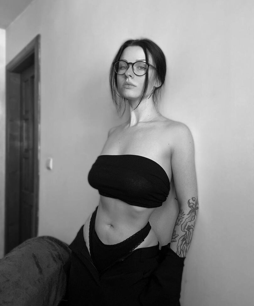 Innervus desnuda #108289759