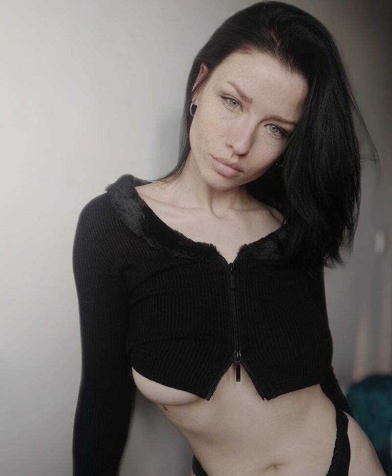 Innervus desnuda #108289763