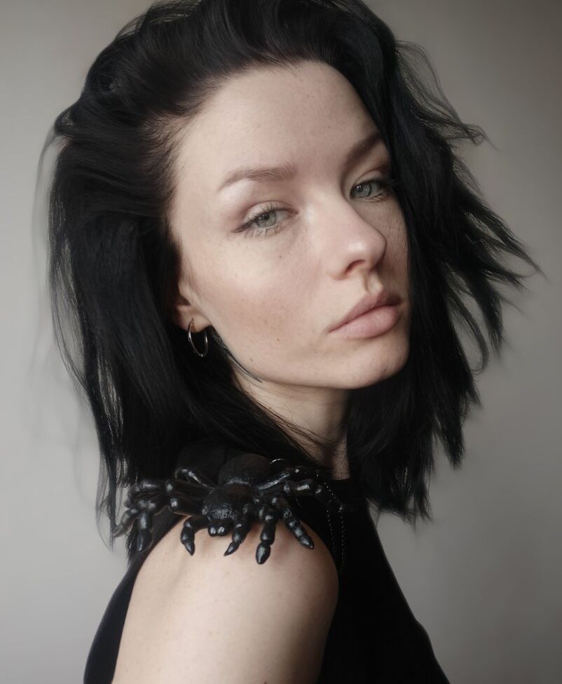 Innervus desnuda #108289775