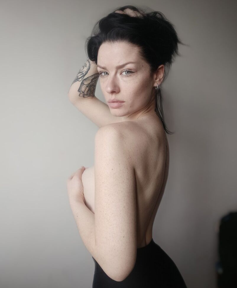 Innervus desnuda #108289779