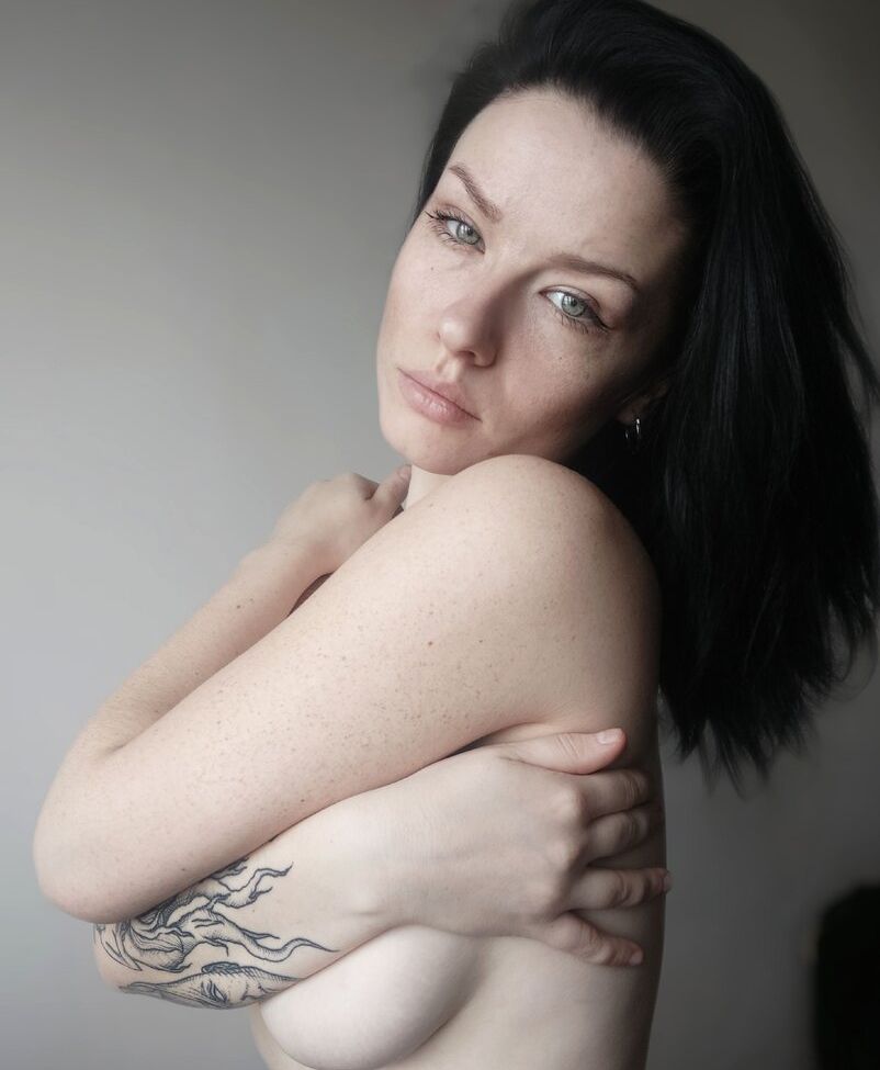 Innervus desnuda #108289780