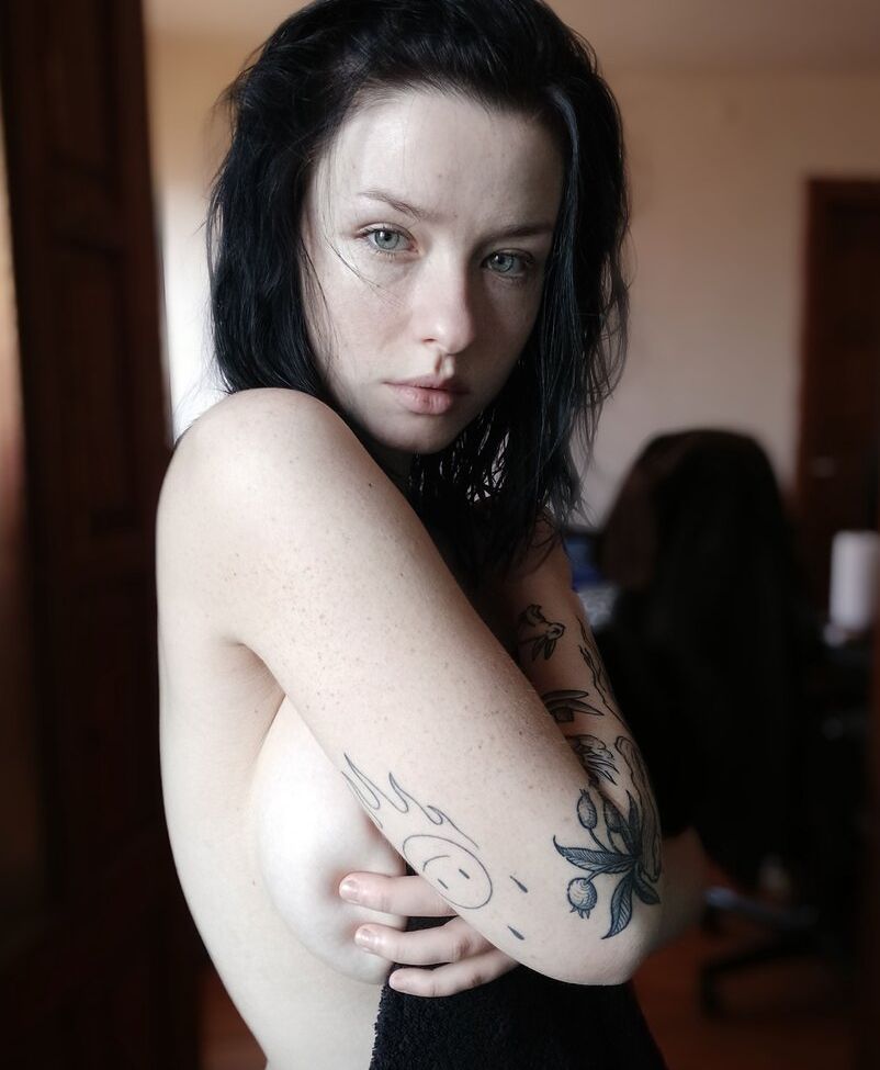 Innervus desnuda #108289811