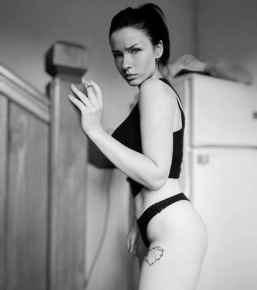 Innervus desnuda #108289875