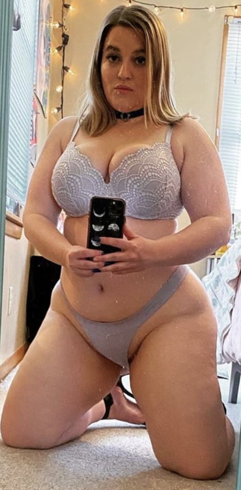 Mujeres voluptuosas
 #79660876