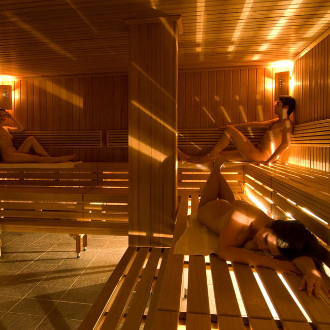 des belles nanas au sauna #104804588