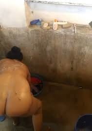 Nuova zia che fa il bagno
 #80542805
