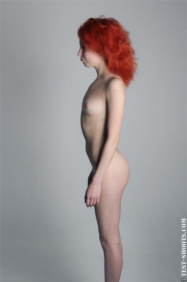 Foxy pelirroja delgada joven desnuda casting
 #91224880