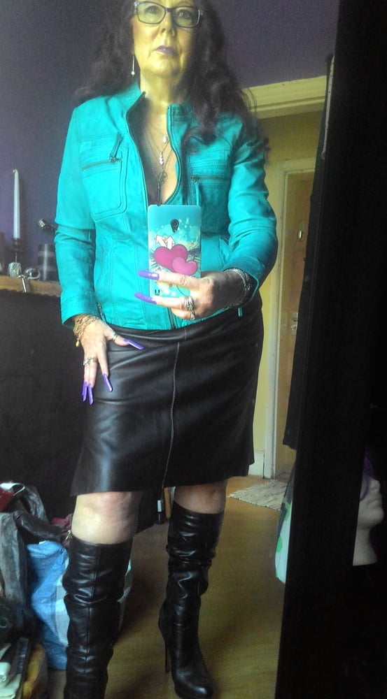 Milfs & gilfs con botas no.32
 #103261727