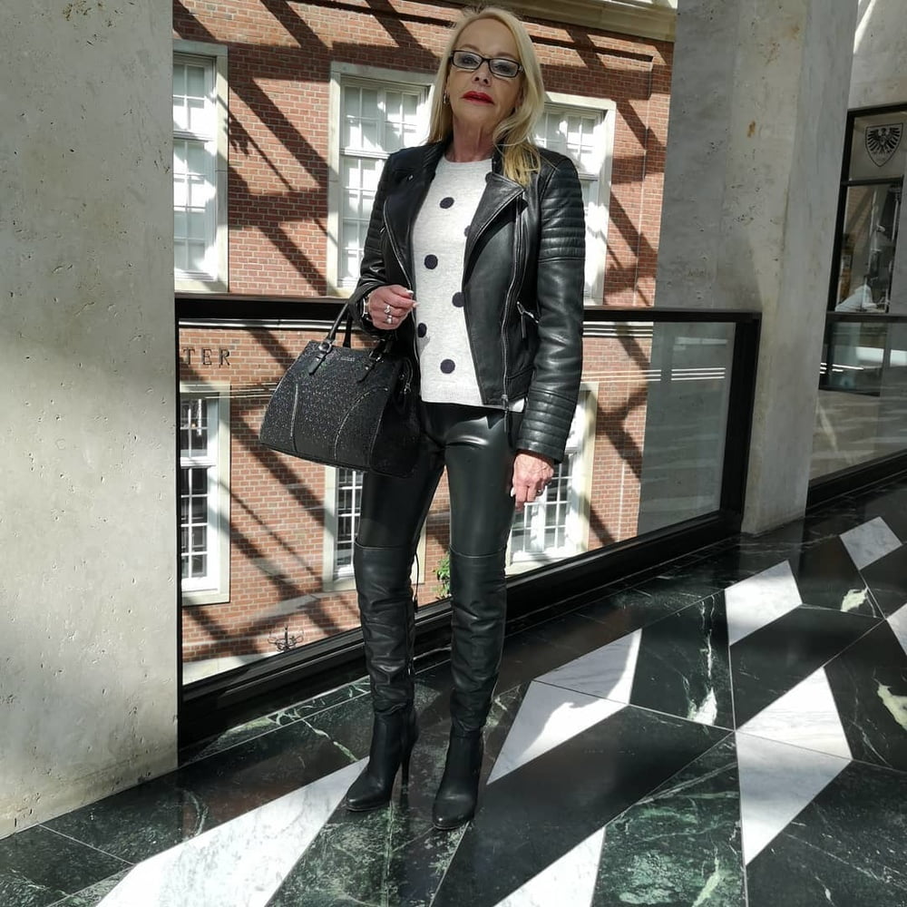 Milfs & gilfs con botas no.32
 #103261730