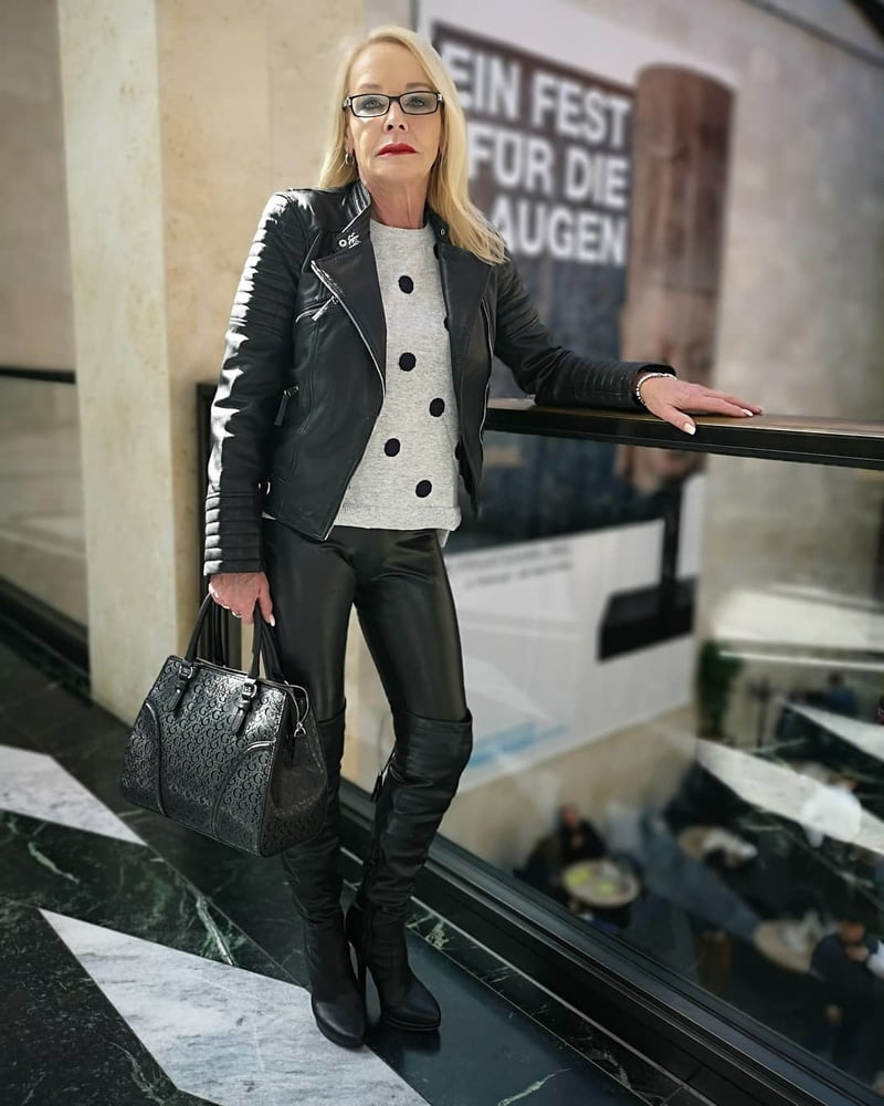 Milfs & gilfs con botas no.32
 #103261731