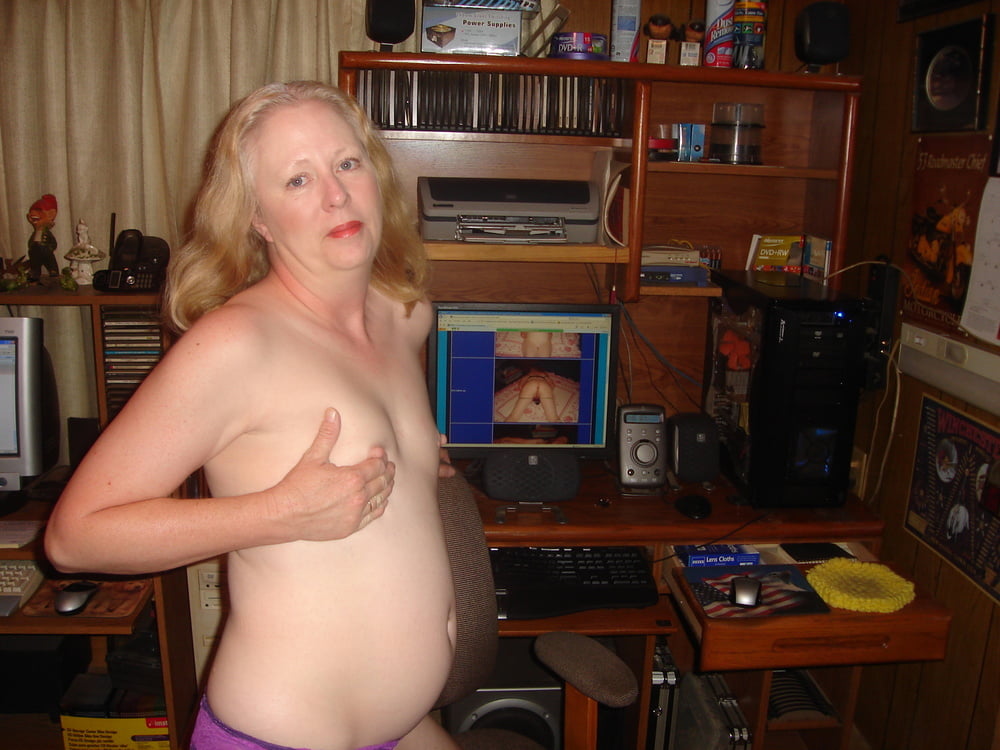 Ma femme posant nue pour trop bleu
 #106275763