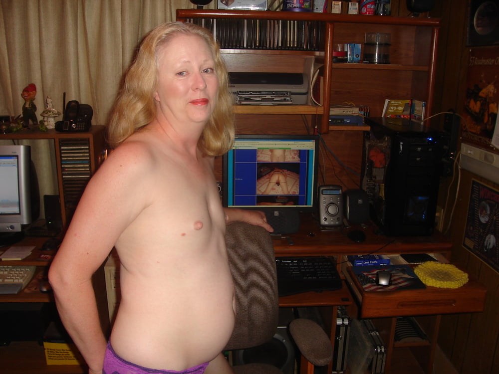 Ma femme posant nue pour trop bleu
 #106275764