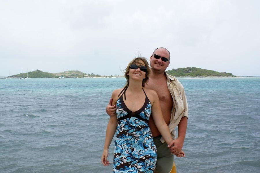 Couple nudiste heureux et nu sur une plage de vacances
 #97651599
