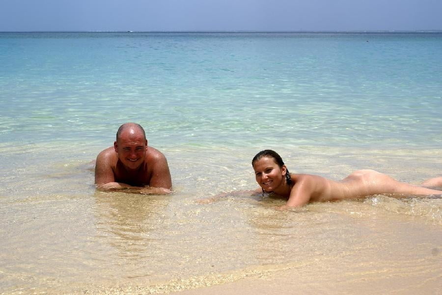 Couple nudiste heureux et nu sur une plage de vacances
 #97651603