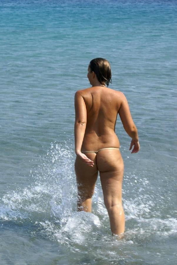 Feliz pareja nudista desnuda en la playa de vacaciones
 #97651649