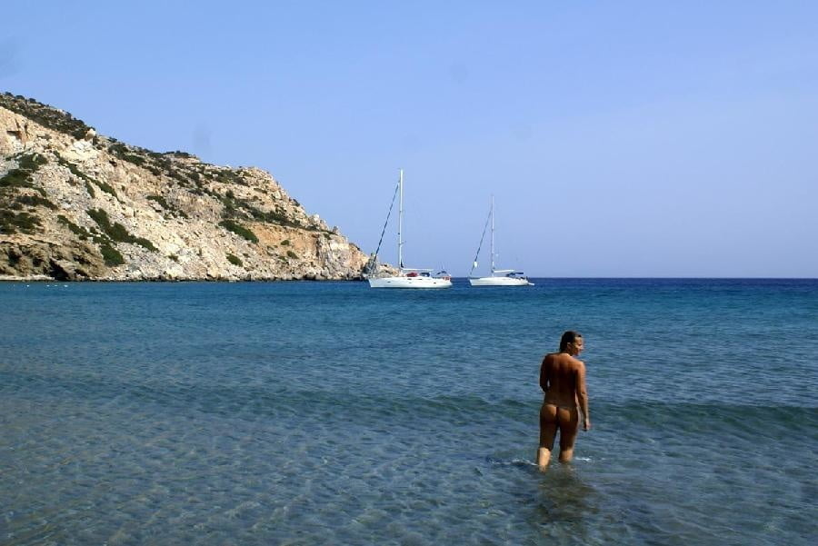 Couple nudiste heureux et nu sur une plage de vacances
 #97651653
