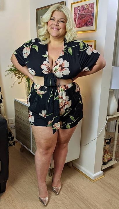 Muslos llenos en el mini 1523
 #91413529