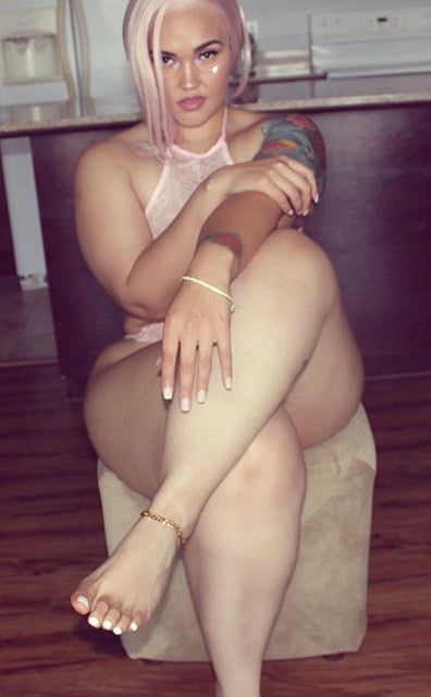 Muslos llenos en el mini 1523
 #91413530