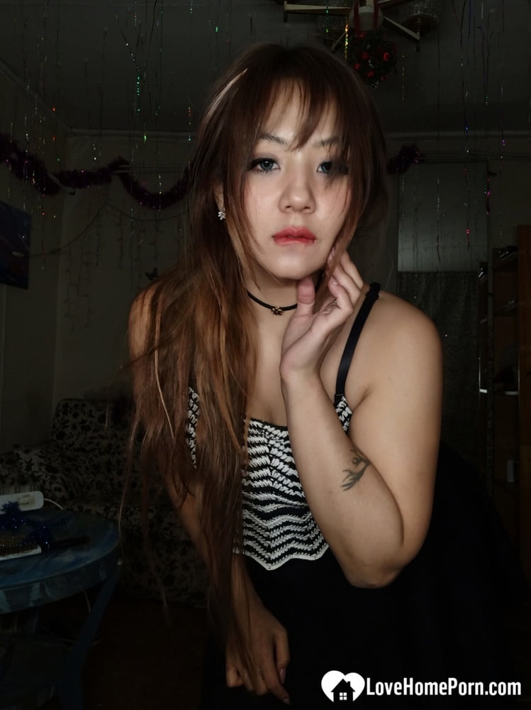Une parfaite chérie asiatique enlève sa jupe sexy
 #106602687